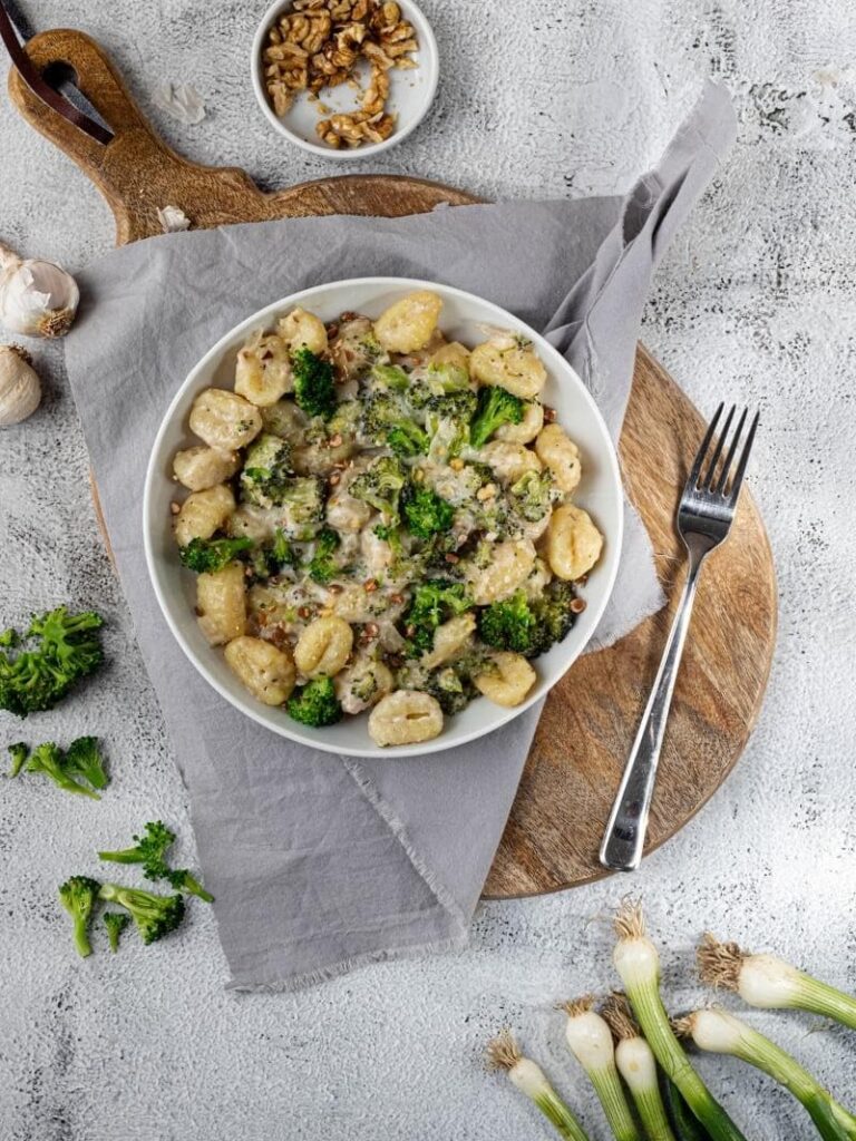 noky v sýrové omáčce s brokolicí