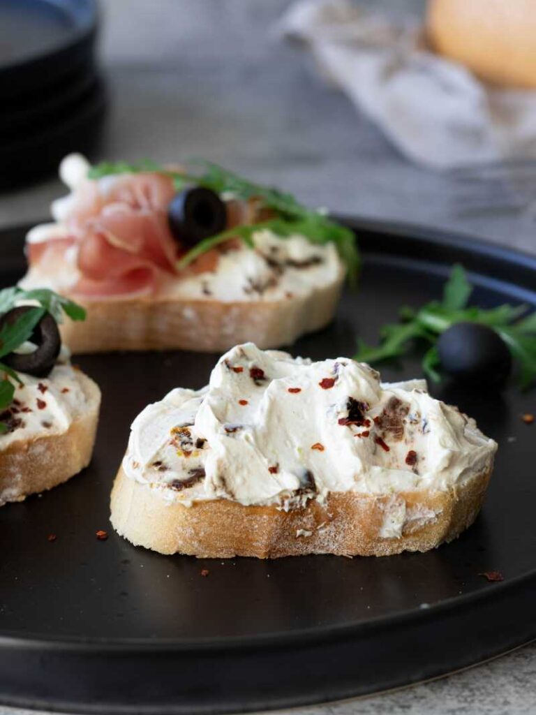 česneková pomazánka se sušenými rajčaty