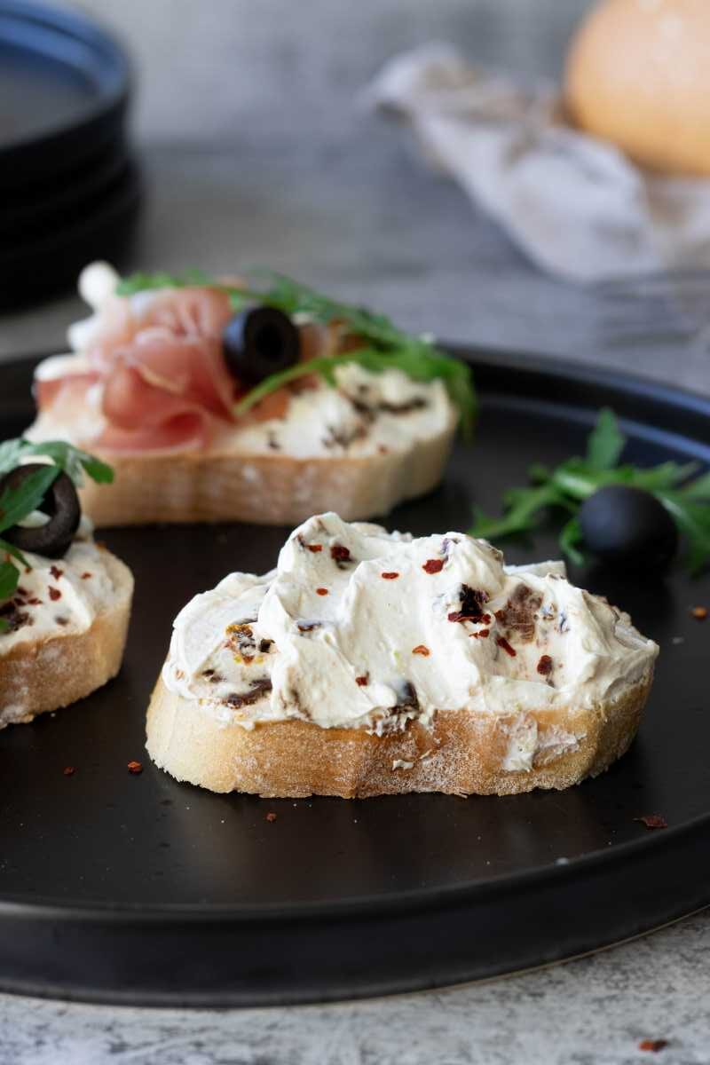 česneková pomazánka se sušenými rajčaty