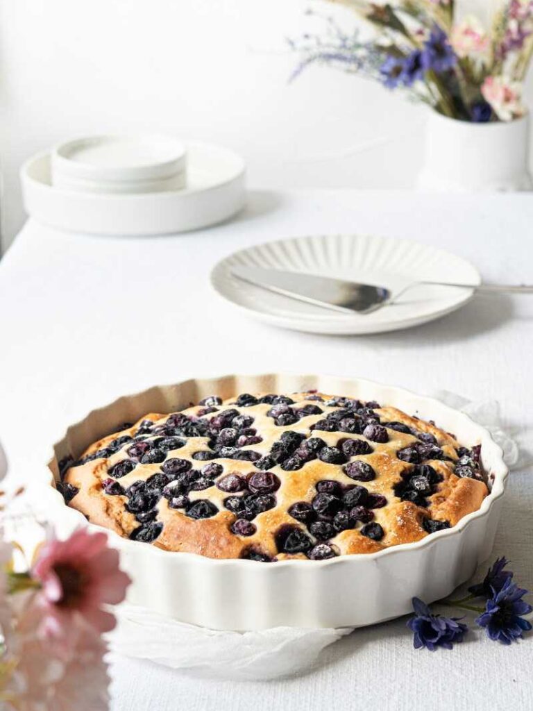 Jogurtová bublanina s ovocem a mandlemi