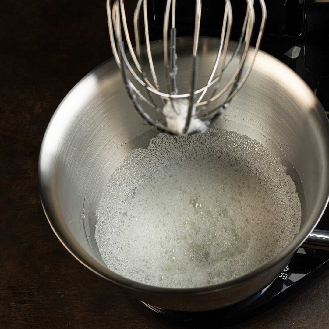 řídká pěna bílek