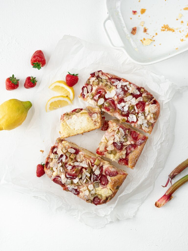 jahodový koláč s rebarborou