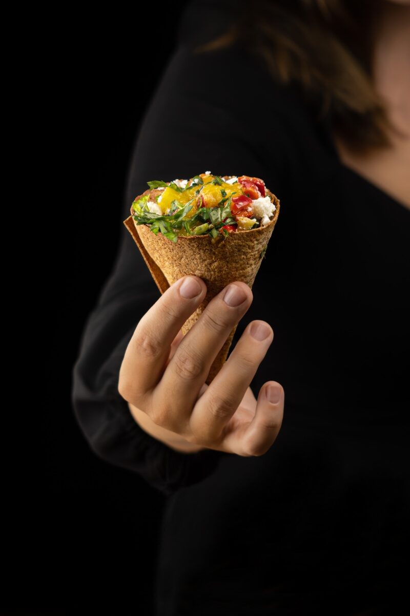 pečené tortilly s grilovanou zeleninou a ovocnou salsou