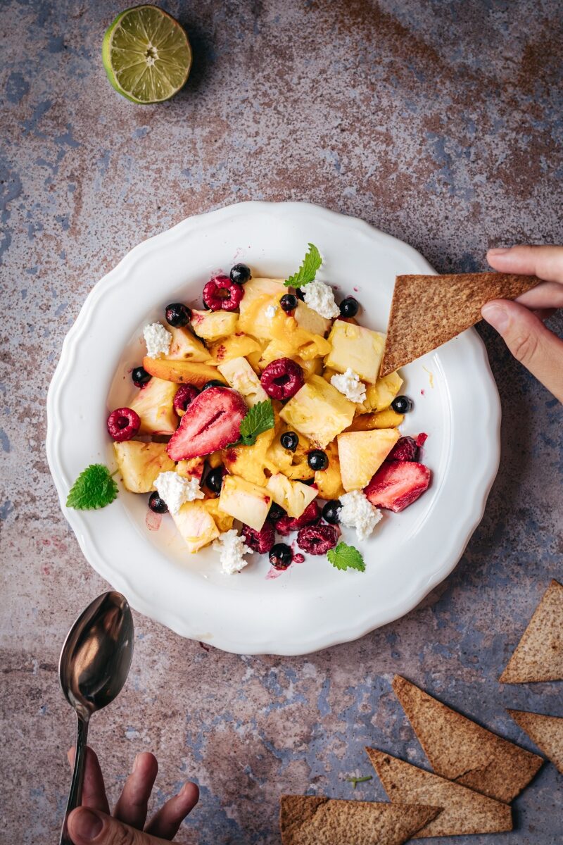 ovocný salát s tortilovými chipsy